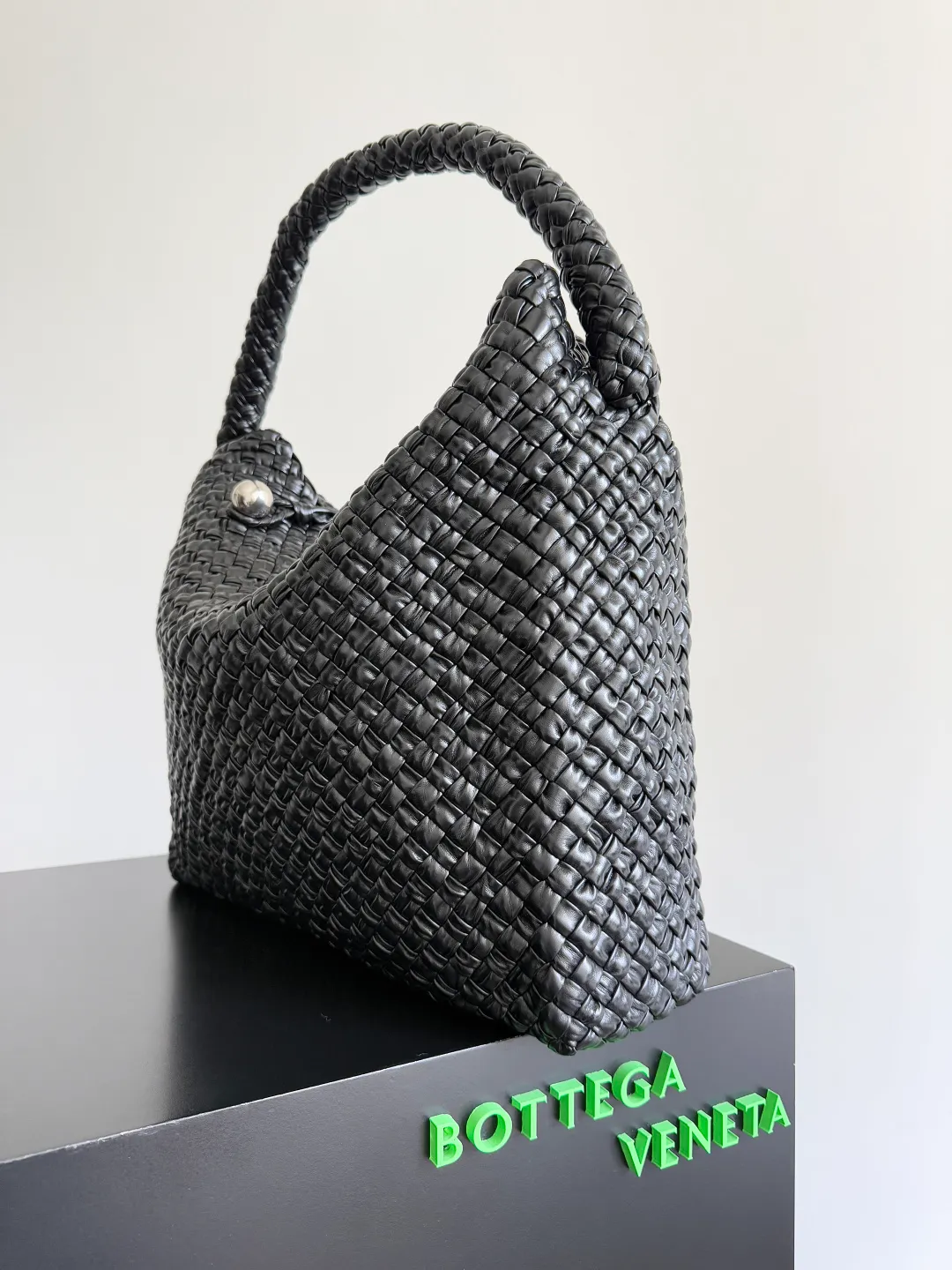 Batch 5760 BOTTEGA VENETA new product large Tosca Baci Baci means Kiss in Italian. Different from the previous Tosca style, this time the entire handbag presents a triangular shape design, and the handle is also designed with a single handle. The delicateness of each stitch of the craftsman's weaving, and the warmth of the handwork are like freshly baked bread! This is a bag that only experienced craftsmen can weave. The lightweight material and large capacity make it easy to carry whether you are an office worker or a student party😍Not only that, this bag is full of fashion, making you the center of attention whether it is a daily outing or an important occasion👀 Style number: 765373 Size: 46*34.5*13.5cm